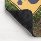 Eine gelbe Traktorüberfahrt unterzeichnen herein Mousepad (Ecke)
