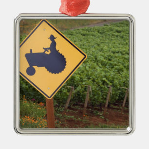 Eine gelbe Traktorüberfahrt unterzeichnen herein Silbernes Ornament