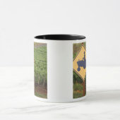 Eine gelbe Traktorüberfahrt unterzeichnen herein Tasse (Zentrum)