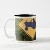 Eine gelbe Traktorüberfahrt unterzeichnen herein Zweifarbige Tasse (Links)