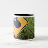 Eine gelbe Traktorüberfahrt unterzeichnen herein Zweifarbige Tasse (Mittel)