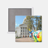 Eine gemalte Kuh bewundert das Gebäude der Hauptst Magnet (Vorderseite/Rückseite)