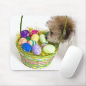 Eine gemischte Rasse, die in einem Osterkorb schnü Mousepad (Mit Mouse)