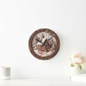 Eine gemütliche Hütte aus Holz im Winter. Runde Wanduhr (Zuhause)