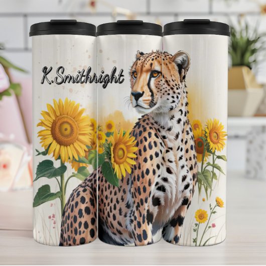 Eine Geparden auf einem Sonnenblumenfeld Thermosbecher