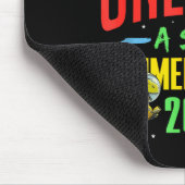 Eine Geschichte entdecken Sommerleseprogramm 2026 Mousepad (Ecke)