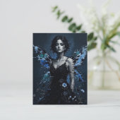 Eine Glitch-Fee mit blauen Blumen Postkarte (Stehend Vorderseite)