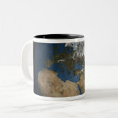 Eine globale Sicht auf Europa und Skandinavien Zweifarbige Tasse (Vorderseite Links)