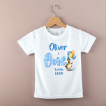 Eine glückliche Ente mit blauen Gingham Geburtstag Baby T-shirt<br><div class="desc">Eine glückliche Ente blauen Gingham 1. Geburtstag Party gedruckt Geburtstag Fotoshootvorlage T - Shirt,  niedliche Stockente mit einem Party Hut und Ballons mit weich pastellblauen Gingham Rand für Jungen 1. Geburtstag Party personalisierte T - Shirt Foto Requisiten</div>