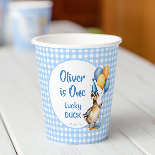 Eine glückliche Ente mit blauen Gingham Geburtstag Pappbecher