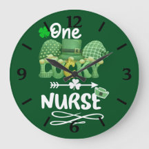 Eine glückliche Krankenschwester mit Gnomen