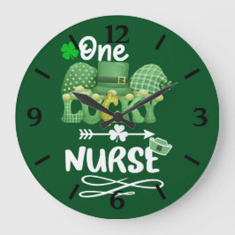 Eine glückliche Krankenschwester mit Gnomen Große Wanduhr
