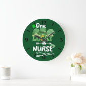 Eine glückliche Krankenschwester mit Gnomen Große Wanduhr (Zuhause)