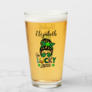 Eine glückliche Lassie mit dem Namen auf Glas