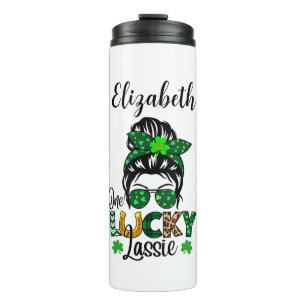 Eine glückliche Lassie mit dem Namen Thermal Tumbl Thermosbecher