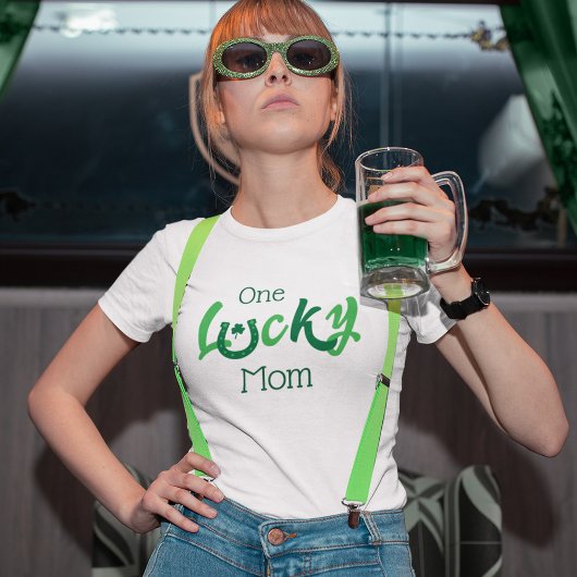 Eine glückliche Mama | Individualisierbarer St Pat T-Shirt