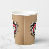 Eine gotische Romantik. Ein verzierter, gotischer  Pappbecher (Rechts)