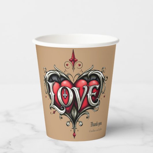 Eine gotische Romantik. Ein verzierter, gotischer  Pappbecher (Vorderseite)