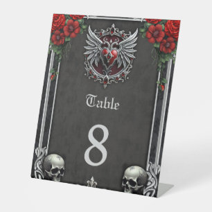 Eine gotische Symbiose, elegantes Heert und Schäde Sockelschild