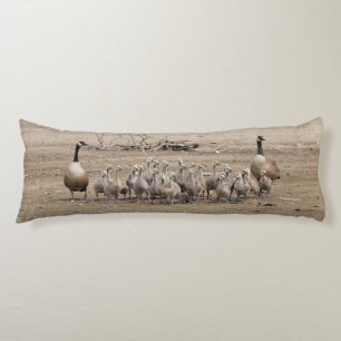 Eine große kanadische Gänserfamilie Seitenschläferkissen