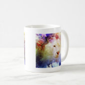 Eine große Katze auf einem Blumenfeld Kaffeetasse (VorderseiteRechts)