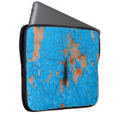 Eine große Moskito sitzt auf einer blauen, alten, Laptopschutzhülle (Vorne Rechts)