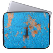 Eine große Moskito sitzt auf einer blauen, alten, Laptopschutzhülle (Vorderseite)