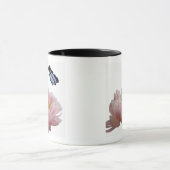 eine große rosa Pfingstrose wird durch ein Tasse (Zentrum)