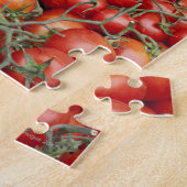 Eine große Tomatenpflanze auf einem Markt hält sic Puzzle (Seite)