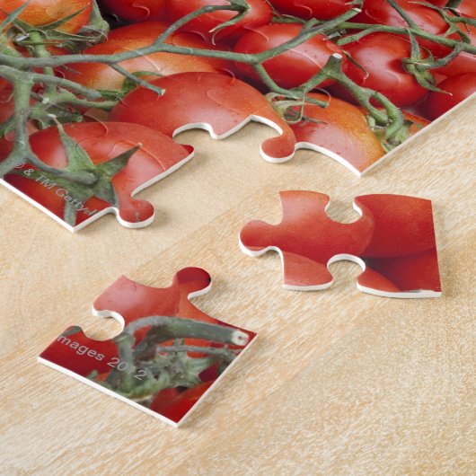 Eine große Tomatenpflanze auf einem Markt hält sic Puzzle (Seite)