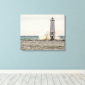 Eine große Welle bricht ins Licht Frankfort Leinwanddruck (Insitu (Holzboden))