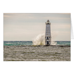Eine große Welle kracht in das Frankfort Light