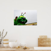 Eine grüne Raupe, die das Bild einer feinen Fahrt  Poster (Küche)