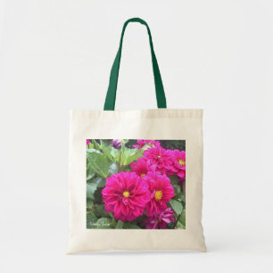 Eine Gruppe der rosa Dahlien auf einer Tragetasche