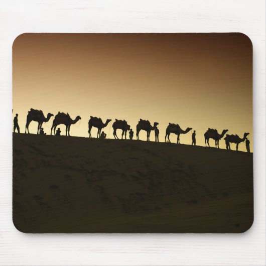 Eine Gruppe Kamelzüchter mit ihren Kamelen Mousepad (Vorne)