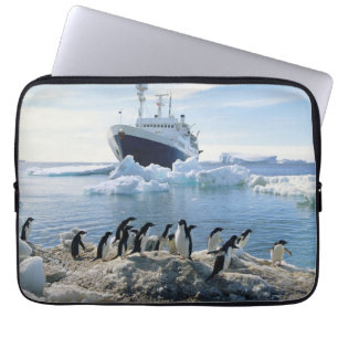 Eine Gruppe Penguins stehend auf einem eisigen Laptopschutzhülle