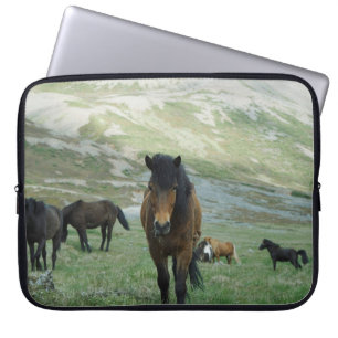 EINE GRUPPE PFERDE AUF EINER BERGWIESE LAPTOPSCHUTZHÜLLE
