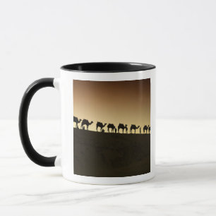 Eine Gruppe von Kamelhirten mit ihren Kamelen Tasse