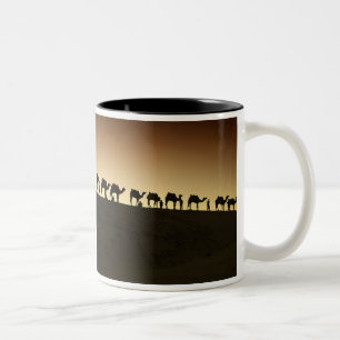 Eine Gruppe von Kamelhirten mit ihren Kamelen Zweifarbige Tasse