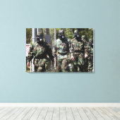 Eine Gruppe von Solar Challenge-Teilnehmern Leinwanddruck (Insitu (Holzboden))