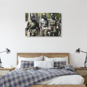 Eine Gruppe von Solar Challenge-Teilnehmern Leinwanddruck (Insitu (Schlafzimmer))