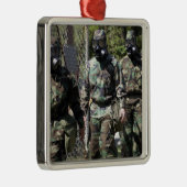 Eine Gruppe von Solar Challenge-Teilnehmern Silbernes Ornament (Rechts)