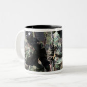 Eine Gruppe von Solar Challenge-Teilnehmern Zweifarbige Tasse (Vorderseite Links)