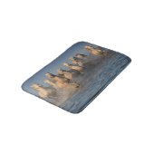 Eine Gruppe weiße Pferde in der Camargue Region Badematte (Schrägansicht)