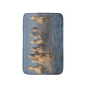 Eine Gruppe weiße Pferde in der Camargue Region Badematte (Vorderseite Vertikal)