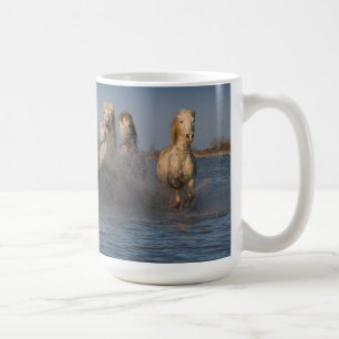 Eine Gruppe weiße Pferde in der Camargue Region Kaffeetasse