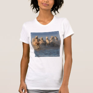 Eine Gruppe weiße Pferde in der Camargue Region T-Shirt