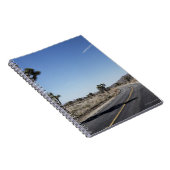 eine gute geformte Straße mitten in Notizblock (Rechte Seite)