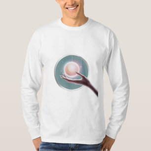 Eine Hand, die sich ausstreckt, um einen leuchtend T-Shirt