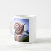 Eine Hand gestreckt mit einer Schnecke auf der Han Kaffeetasse (Vorderseite Links)